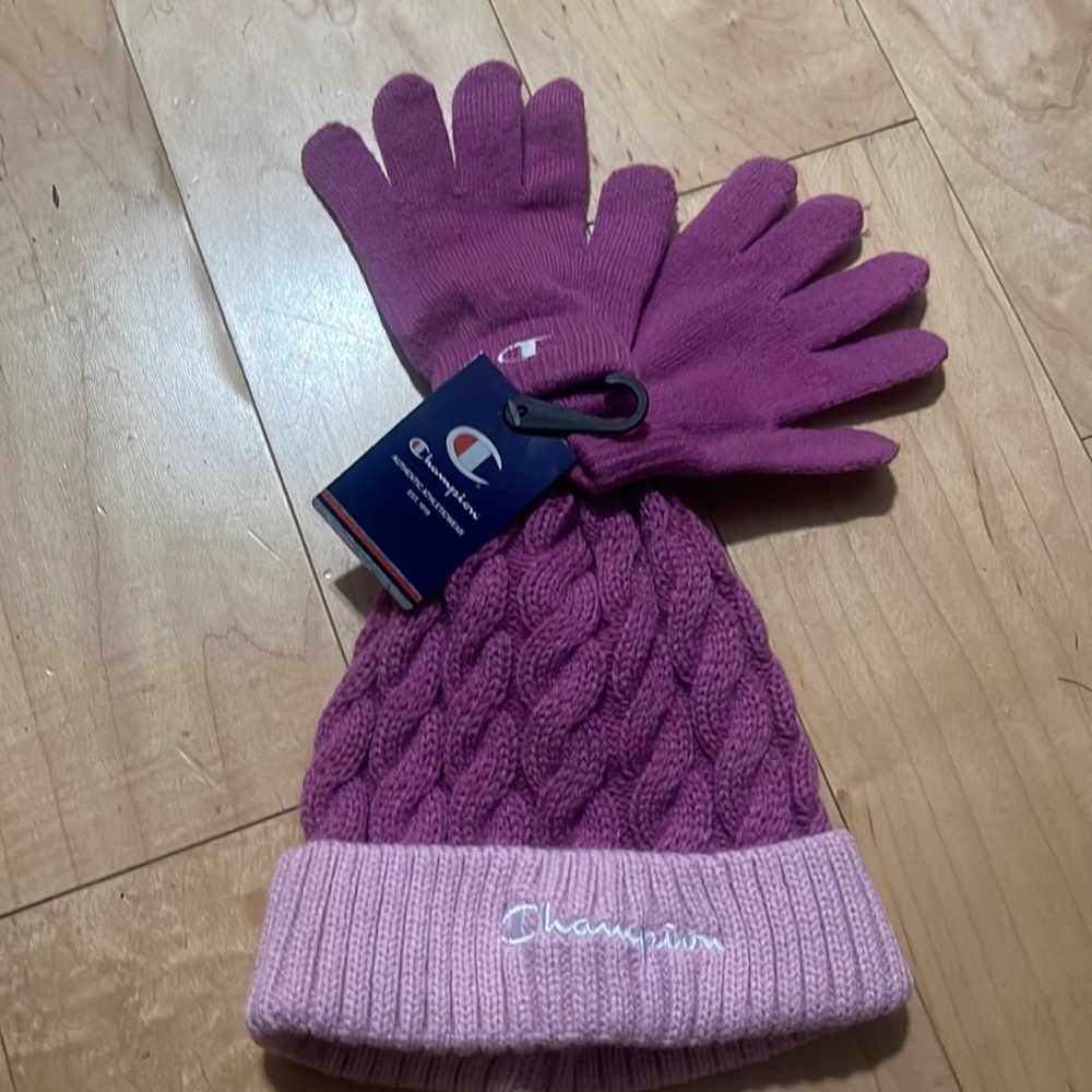 Champion girl’s small hat and mitten set.